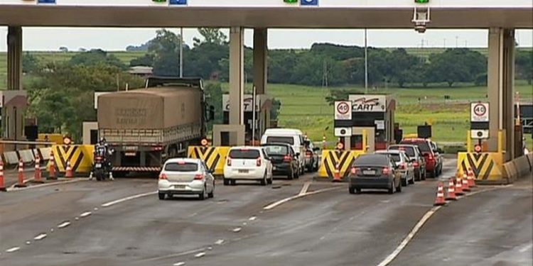 Caminhoneiros reivindicam a abertura das cancelas de pedágios