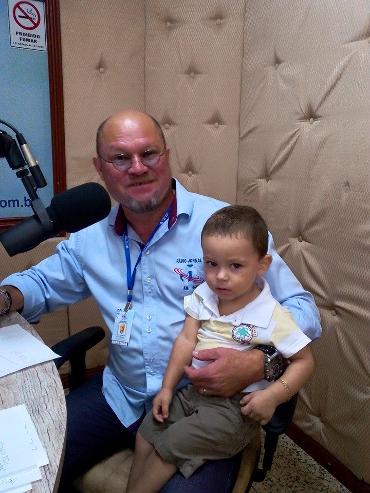 Em 2015, Renê Borges registrou uma foto com seu neto Benjamin no estúdio da Rádio Jornal